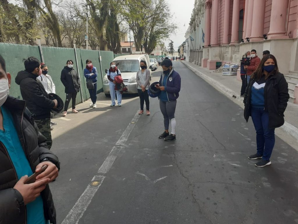 Reclamo de enfermeros monotributistas y becados frente a Casa de Gobierno