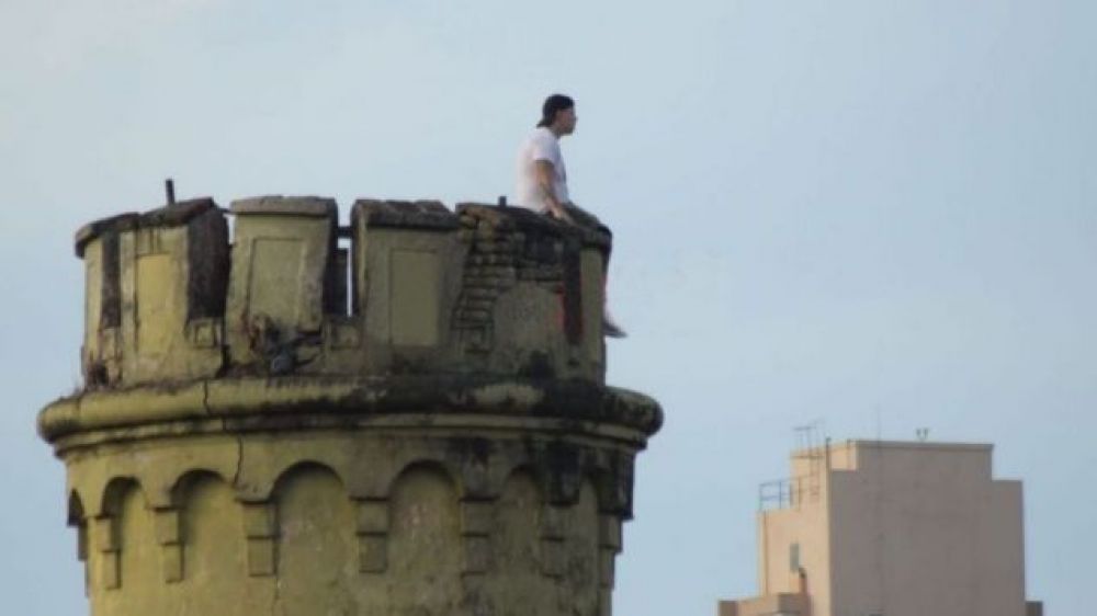El «Diablo» Cáceres se volvió a subir al techo de un penal