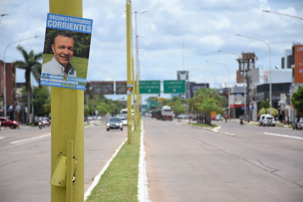 Intimaron al retiro de carteles proselitistas de columnas de alumbrado público