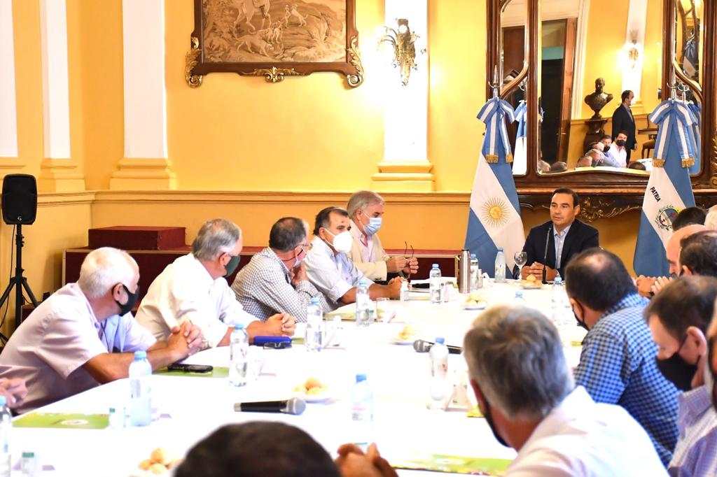 Valdés analizó problemática del sector con productores tabacaleros