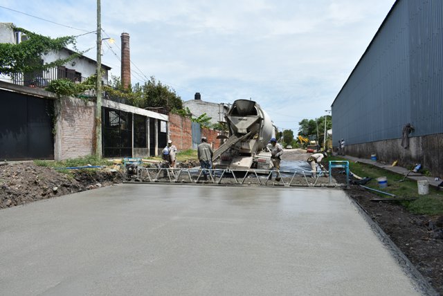 Comenzó la pavimentación con hormigón armado de calles del barrio Cichero