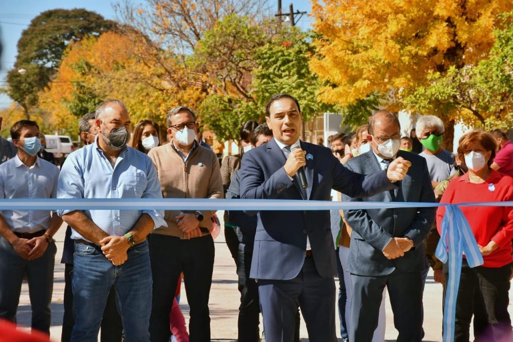 Valdés inauguró pavimento para mejorar la calidad de vida de dos barriadas