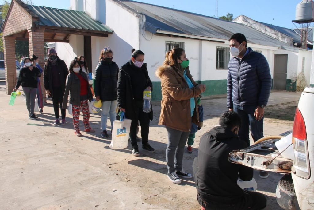 Continúa entregando desinfectantes y barbijos en los barrios