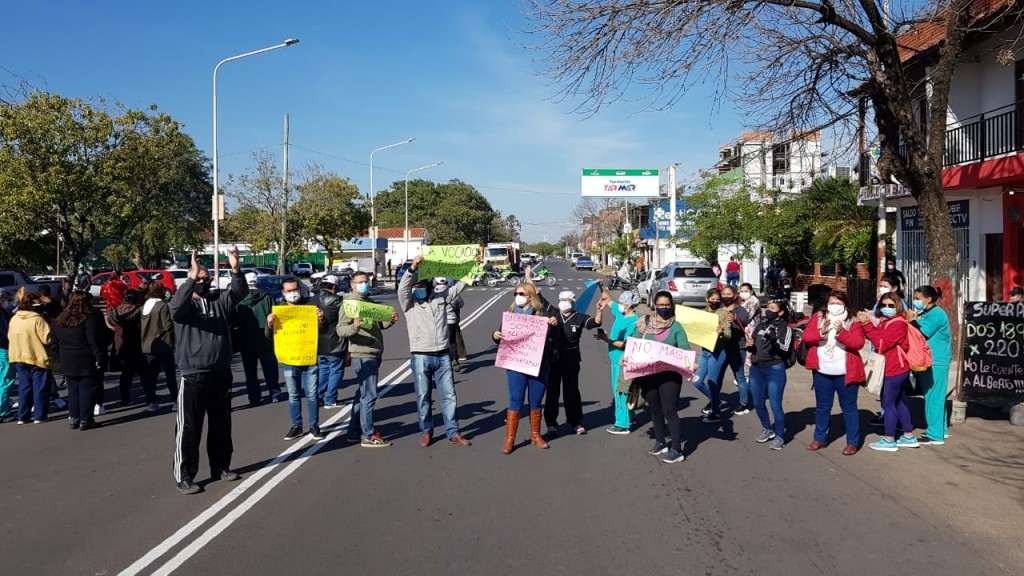 Enfermeros autoconvocados recrudecieron reclamos y cortaron la avenida Artigas