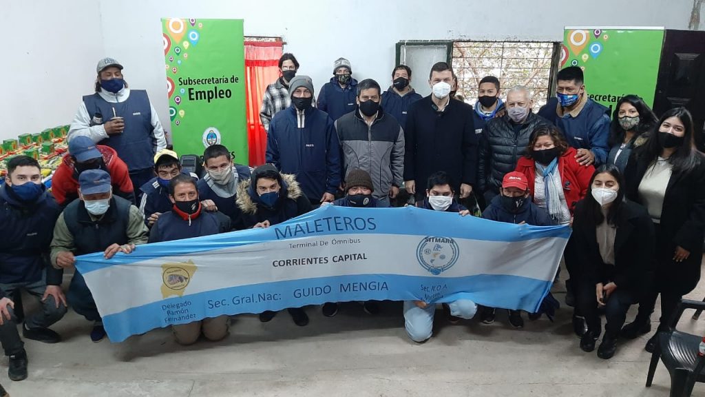 Entregaron elementos de trabajo a maleteros de la terminal de ómnibus de Corrientes