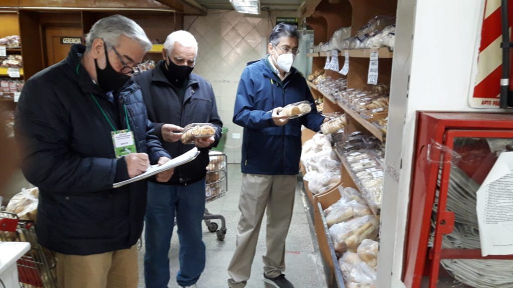 Detectaron alimentos vencidos en supermercados de la Capital