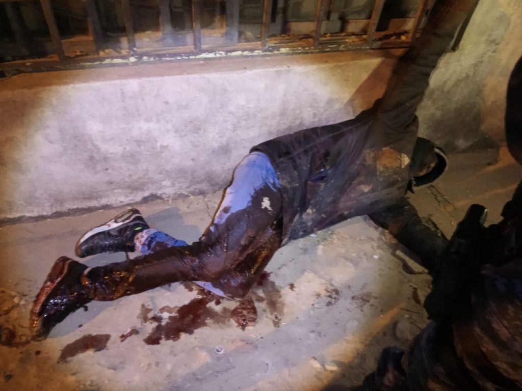 Ladrón baleado por policía en intento de robo a una mujer