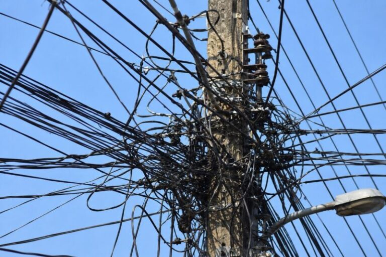 Cielos Limpios: la Municipalidad de Corrientes retira cables en desuso y ordena el tendido aéreo del casco histórico