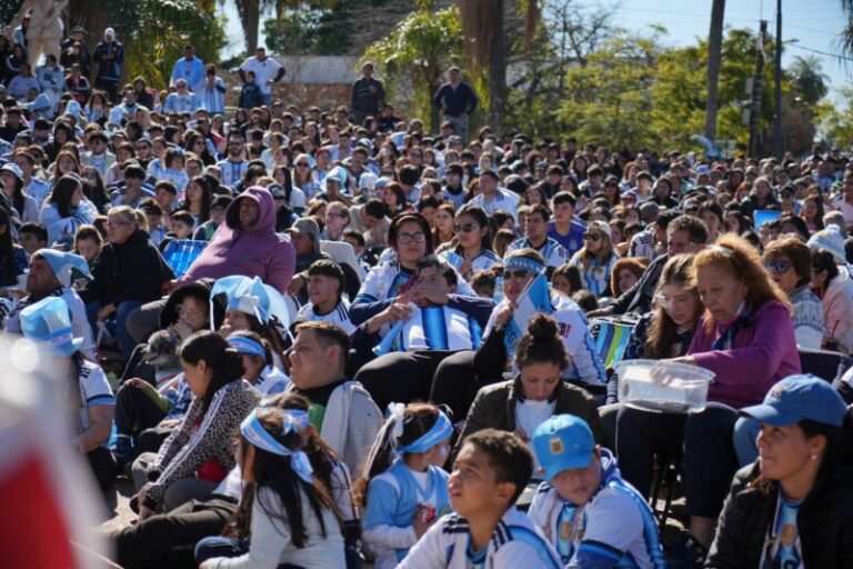 Remontada para el recuerdo: centenares de correntinos desataron su alegría en el quinto Fan Fest municipal