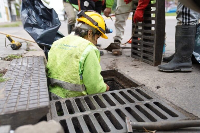 El Municipio amplía la limpieza de sumideros para mejorar el drenaje en avenidas y calles de la ciudad
