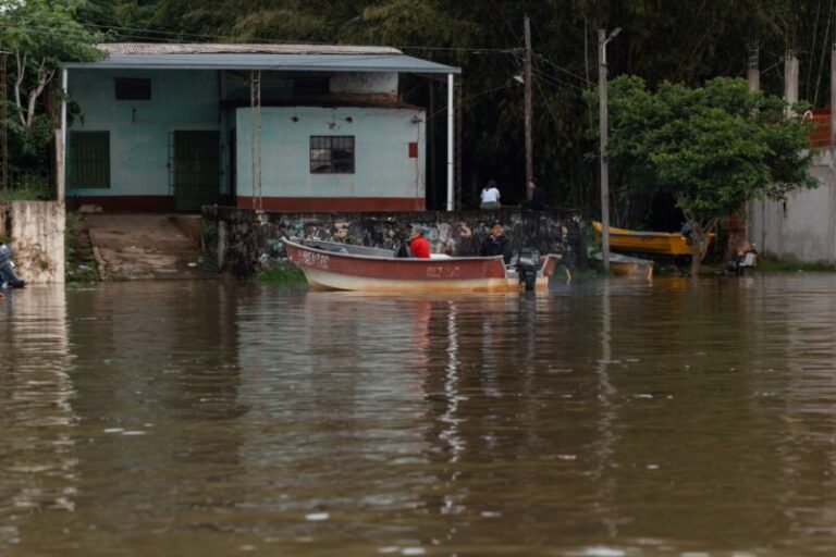 Crecida del río Paraná: Corrientes asiste a familias evacuadas en Ituzaingó e Isla Apipé